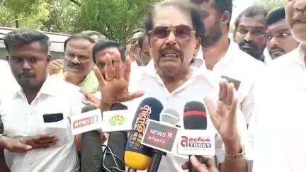 வெம்பக்கோட்டை: ஊராட்சி ஒன்றிய அலுவலகத்தில் கலைஞர் கனவில் திட்டத்தின் கீழ் கட்டப்படும் வீடுகளுக்கான பணியனையை  அமைச்சர் வழங்கி செய்தியாளர் சந்திப்பு
