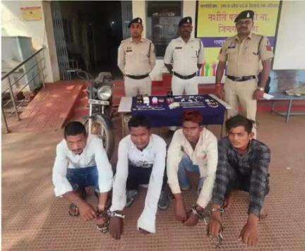 मंदिर हसौद थाना क्षेत्र में चोरी की घटना को अंजाम देने वाले 4 आरोपियों को पुलिस ने किया गिरफ्तार
