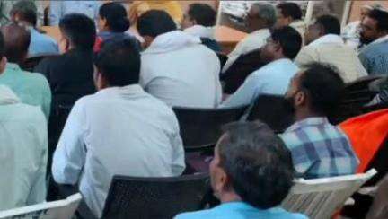 करकेली: जनपद पंचायत में उचित मूल्य की दुकान के विक्रेताओं व कर्मचारियों को हितग्राहियों की e-KYC को लेकर दिया गया प्रशिक्षण