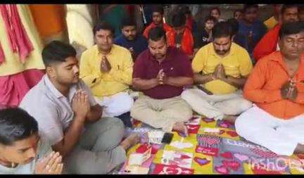 परैया: परैया मुख्य बाजार चौक स्थित देवी मंडप में युवकों ने हनुमान जयंती पर सामूहिक हनुमान चालीसा पाठ का आयोजन किया