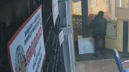 ചേർത്തല: തുറവൂർ നാലുകുളങ്ങര ക്ഷേത്രത്തിൽ വഴിപാട് കൗണ്ടർ കുത്തിത്തുറന്ന് പണം കവർന്നു, സി.സി.ടി.വി ദൃശ്യം പുറത്ത്