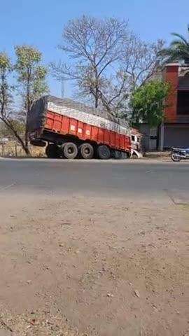 इंदौर रोड पर ट्राला खनती में उतरा बड़ा हादसा होने से बाल बाल बचा