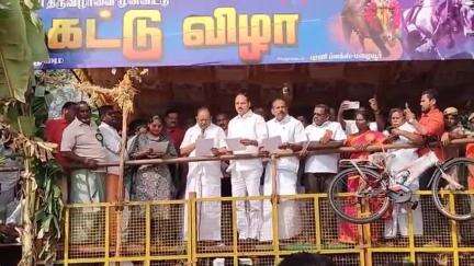 கறம்பக்குடி: மீனம்பட்டி கிராமத்தில் கோவில் திருவிழாவை முன்னிட்டு ஜல்லிக்கட்டு போட்டிகளை அமைச்சர் ரகுபதி MLA  முத்துராஜா துவக்கி வைத்தனர்