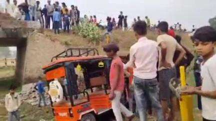 जमुनहा: करनपुर से इमलिया चौराहा के बीच पुल की रेलिंग से टकराकर खाई में पलटा ई-रिक्शा, चालक मामूली चोटिल, टला बड़ा हादसा