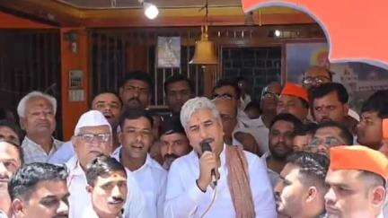 शिरूर कासार: सावरगाव चकला येथील ग्रामस्थांनी श्रीक्षेत्र भगवानगडाच्या माऊली मंदिरासाठी 51 लाख रुपयांची देणगी दिली