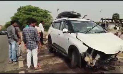 నకిరేకల్: ఇనుపాముల శివారులోని జాతీయ రహదారి 65 పై అదుపుతప్పిన కారు, ఐదుగురికి తీవ్ర గాయాలు