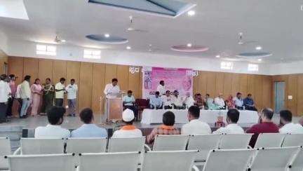ಹಳಿಯಾಳ: ಪುರಸಭೆ ಸಭಾಭವನದಲ್ಲಿ ಬಿ ಖಾತೆ, ವೈಯಕ್ತಿಕ ಶೌಚಾಲಯ ನಿರ್ಮಾಣ ಯೋಜನೆಯಡಿ ಆಯ್ಕೆಯಾದ ಫಲಾನುಭವಿಗಳಿಗೆ ಮಂಜೂರಾತಿ ಪತ್ರ ವಿತರಣೆ
