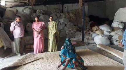 लवाण: वस्त्र मंत्रालय नई दिल्ली की हथकरघा डीजिएम ने लवाण की दरियों का किया निरीक्षण, गहनता और बारीकी से किया अवलोकन