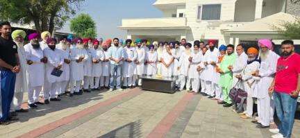 ਨਿਹਾਲ ਸਿੰਘਵਾਲਾ: ਲੈ ਲੀ ਸੁਖਬੀਰ ਸਿੰਘ ਬਾਦਲ ਦੇ ਪ੍ਰਧਾਨ ਬਣਨ ਦੀ ਖੁਸ਼ੀ ਚ ਹਲਕਾ ਨਿਹਾਲ ਸਿੰਘ ਵਾਲਾ ਵਿੱਚ ਅਕਾਲੀ ਦਲ ਦੇ ਵਰਕਰਾਂ ਨੇ ਲੱਡੂ ਵੰਡ ਕੇ ਮਨਾਈ ਖੁਸ਼ੀ