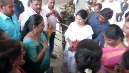 திருச்சி கிழக்கு: திருச்சி விமான நிலையம் வந்த கனிமொழி எம்.பி க்கு மகளிர் அணியினர் உற்சாக வரவேற்பு