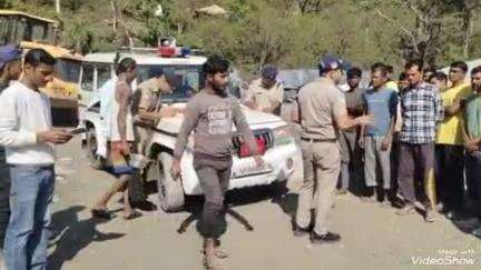 सतपुली: थानाध्यक्ष सतपुली जगमोहन रमोला ने आज रविवार को 3:00 बजे दिन में सतपुली थाने क्षेत्र में मजदूरों का सत्यापन किया
