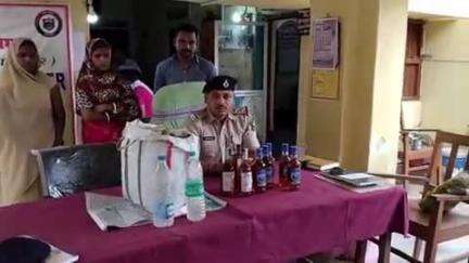 टेटिया बम्बर: चंपाचक पुल के पास 20 लीटर महुआ शराब और 3 लीटर अंग्रेजी शराब के साथ युवक और महिला गिरफ्तार