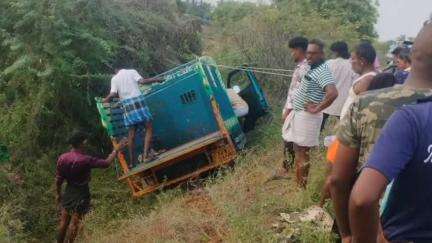 குஜிலியம்பாறை: செங்காளியூரில் சரக்கு வேன் பள்ளத்தில் இறங்கி விபத்து ஆறு பேர் காயம்