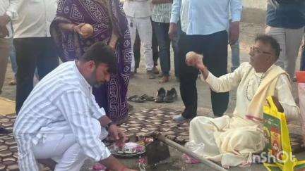 લાલપુર: લાલપુર તાલુકાના નાનાલખિયા- પડાણા રોડ (ત્રણ કરોડ ની રકમના) કામનું ખાત મુર્હૂત કર્યું.