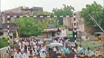 धर्माबाद: वारंवार रेल्वे फाटक रेल्वेच्या आवाजावीसाठी बंद होत असल्याने धर्माबादकरांसाठी बनली डोकेदुखी #Jansamasya
