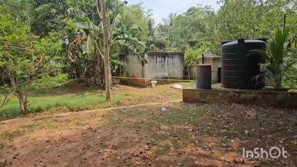 തിരൂര്‍: വളാഞ്ചേരിയിൽ ആൾത്താമസമില്ലാത്ത വീട്ടിലെ വാട്ടർ ടാങ്കിൽ അയൽവാസിയായ യുവതിയുടെ മൃതദേഹം കണ്ടെത്തി