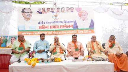 नटेरन: नटेरन शमशाबाद विधायक के दयानंद पुर निवास पर कार्यकर्ता सम्मेलन आयोजित