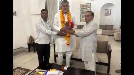 मनोहरथाना: मनोहरथाना कस्बे में 26 अप्रैल को होने वाले कार्यक्रम के लिए कैबिनेट मंत्री पहलाद सिंह पटेल को निमंत्रण पत्र सौंपा गया