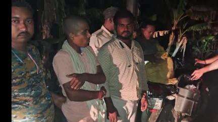 मरौना: थाना क्षेत्र के हथियागार गांव में पुलिस ने 55 लीटर देसी शराब के साथ दो बाइक सवारों को गिरफ्तार किया