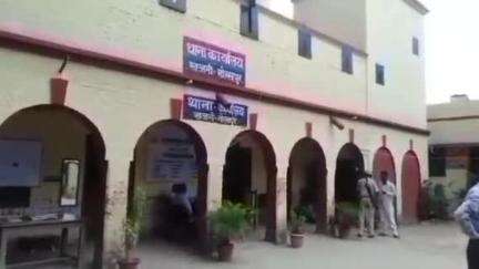 खजनी: पत्नी को प्रेमी से बातचीत करते पकड़ा गया, पति ने उसे शारीरिक रूप से अक्षम बताया, युवती ने गृह थाना खजनी में दी तहरीर
