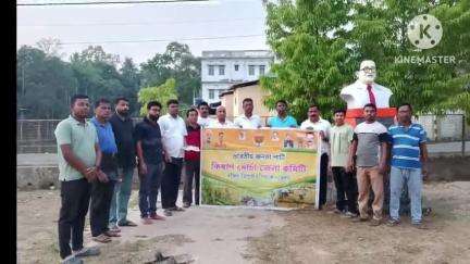 শান্তিরবাজার: শান্তির বাজার মুকুট অডিটরিয়াম হলের সামনে ডঃ বি আর আম্বেদকরের মর্মর মূর্তিতে  ফুল দিয়ে শ্রদ্ধাঞ্জল করে
