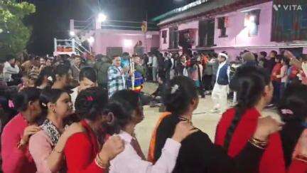 द्वाराहाट: बाईकोटी मेले की तैयारी में बंगा गांव के ग्रामीण जोड़ा गायन करते, देर रात तक पहुंचेंगे विमांडेश्वर धाम