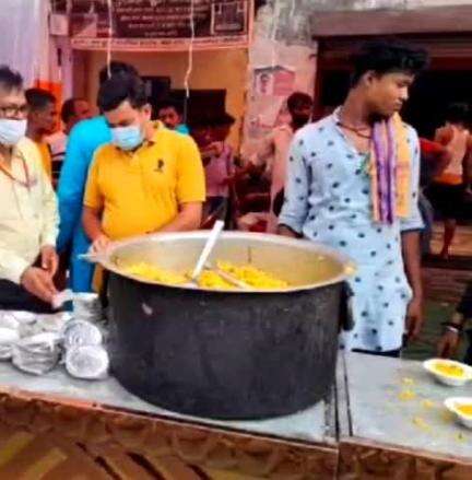 केरेडारी: महावीर बस्ती में हनुमान जयंती के अवसर पर श्रद्धालुओं को प्रसाद का वितरण किया गया