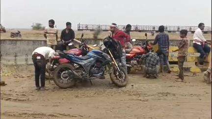 मोकामा: मोकामा के चाराडीह में भारी बारिश से बाबा चौहरमल मेले के अंतिम दिन मिट्टी दलदल में बदल गई, सैकड़ों वाहन फंसे