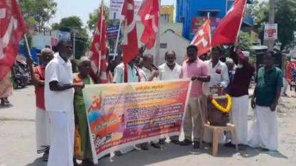 திருச்சுழி: பேருந்து நிறுத்தம்  அருகே மத்திய அரசை கண்டித்து சிபிஎம் சார்பில் ஆர்ப்பாட்டம் நடைபெற்றது