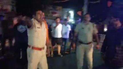 आसपुर: पुलिस एस्कॉर्ट में गौ वंश की गाड़ियों के एमपी जाने पर बवाल, आसपुर पुलिस ने गौ रक्षकों को खदेड़ा
