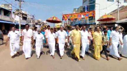 சிங்கம்புனரி: சேவுகப்பெருமாள் அய்யனார் கோவிலில் 1000 க்கும் மேற்பட்ட  பக்தர்கள் பால்குடம் எடுத்து வழிபாடு
