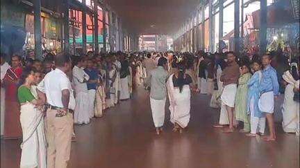 കൊടുങ്ങല്ലൂർ: ഗുരുവായൂർ ക്ഷേത്രത്തിൽ വിഷുക്കണി ദർശനത്തിനായി ആയിരക്കണക്കിന് ഭക്തരെത്തി