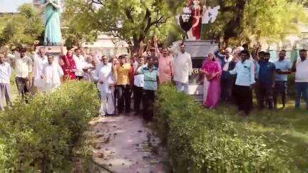 सूरजगढ़: ग्राम पंचायत काजड़ा को पंचायत समिति पिलानी में जोड़ने के मामले पर ग्रामीणों ने किया विरोध-प्रदर्शन