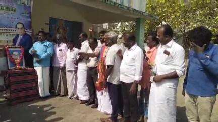 இலுப்பூர்: அண்ணன் அம்பேத்கரின் பிறந்த நாளை முன்னிட்டு காவேரி நகரில் விசிக  வினர் கொடியேற்றி இனிப்புகள் வழங்கி வீரவணக்கம் செலுத்தினர்