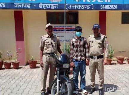 चकराता: कालसी में वाहन चोरी की घटना का पुलिस ने किया खुलासा, अभियुक्त को गिरफ्तार किया गया