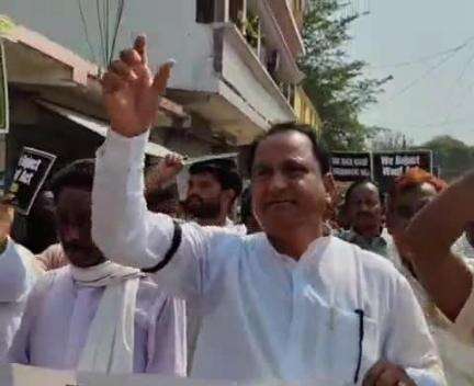 बहादुरगंज: बहादुरगंज विधायक अंजार नईमी ने वक्फ संशोधन कानून के विरोध प्रदर्शन में हिस्सा लिया