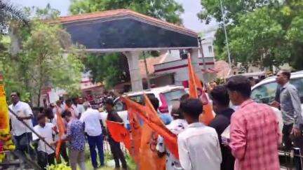 மதுக்கரை: போத்தனூர் பகுதியில் விஸ்வ ஹிந்து பரிஷத்  சார்பில் அம்பேத்கர் சிலைக்கு
மாலை அணிவித்து மரியாதை