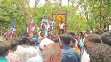 உடையார்பாளையம்: சட்ட மாமேதை அம்பேத்கர் பிறந்தநாள் விழாவையொட்டி, பேருந்து நிலையம் அருகே உள்ள அவரது சிலைக்கு விசிக சார்பில் மாலை அணிவிப்பு