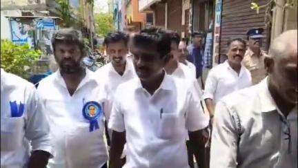 திருவொற்றியூர்: திருவொற்றியூர் தாங்கல் பகுதியில் உள்ள அம்பேத்கர் சிலைக்கு மாலை அணிவித்து மரியாதை செய்து சிறுவர்களுக்கு உணவளித்த மண்டல குழு தலைவர்