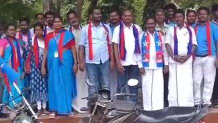 கறம்பக்குடி: நரங்கிபட்டு கிராமத்தில் VCK வின் புதிய முகாம் அமைக்கப்பட்டு 40 பேர் கட்சியின் இணைந்தனர் கொடியேற்றி விழா எடுத்த VCK வினர்