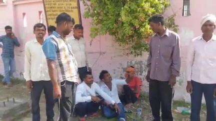 महोली: वजीर नगर के पास सड़क पर दूध लेकर जा रही तेज रफ्तार पिकअप ने बाइक को मारी जोरदार टक्कर, एक युवक की दर्दनाक मौत