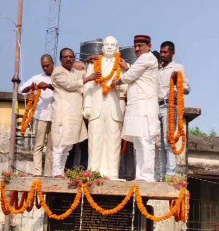 टेटिया बम्बर: अनुसूचित जाति जनजाति कर्मचारी संगठन ने पुरानी ब्लॉक स्थिति अंबेडकर प्रतिमा के पास मनाई अंबेडकर की 135वीं जयंती