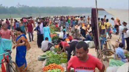দাঁতন ১: দাতনে সুবর্ণরেখা নদীর পাড়ে চৈত্র সংক্রান্তি উপলক্ষে বালি মেলায় ব্যাপক ভিড় মানুষের