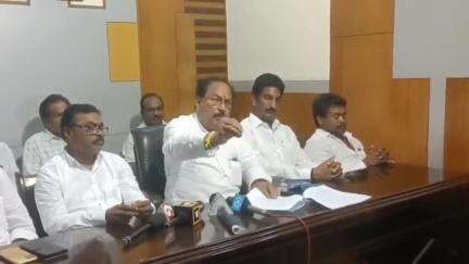 తాడేపల్లిగూడెం: తిరుమల తిరుపతిలో 100కు పైగా గోవులు మృత్యువాత ఘటనపై మీడియా సమావేశంలో మాట్లాడుతున్న మాజీ డిప్యూటీ సీఎం కొట్టు సత్యనారాయణ
