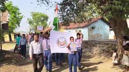 सोनुआ: सोनुआ में बाबा साहेब डॉ. भीमराव अंबेडकर की जयंती पर स्कूल के बच्चों ने निकाली प्रभातफेरी