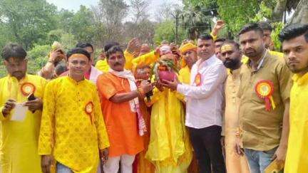 सहदेई बुजुर्ग: बिहजादी गांव में बाबा बुद्धेश्वर नाथ मंदिर का प्राण-प्रतिष्ठा समारोह, निकाली गई भव्य कलश यात्रा