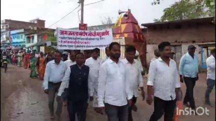 महुआडांड़: त्रुटिपूर्ण हाल सर्वे खतियान रद्द करने की मांग को लेकर महुआडांर प्रखंड मुख्यालय में सोमवार को विरोध जुलूस निकला