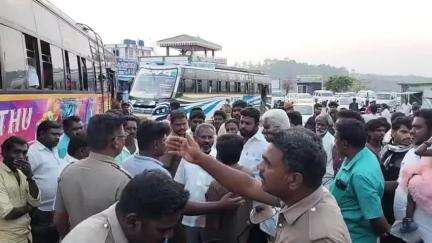 ஏற்காடு: யார் முதலில் செல்வது என ஏற்காடு பேருந்து நிலையத்தில் டிரைவர்கள் இடையே கடும் வாக்குவாதம்- ஒரு மணி நேரம் பயணிகள் அவதி