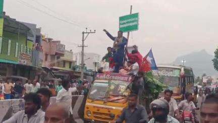 பெரியகுளம்: அம்பேத்கர் வேடம் பூண்டு பெரியகுளத்தில் அவரது சிலைக்கு மாலை அணிவித்த தேவதானப்பட்டி தெற்கு தெரு இளைஞர்கள்