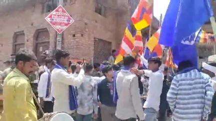 गरौठा: गुरसरांय नगर में धूमधाम से मनाई गई संविधान निर्माता डॉक्टर भीमराव अंबेडकर की जयंती